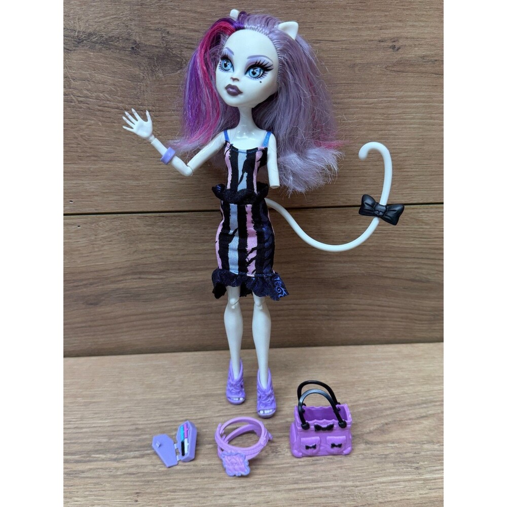 Monster High Catrine DeMew Doll Mattel 2011 (Missing Left Arm)